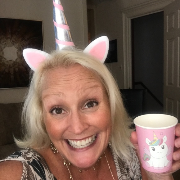 Meet your Posher, Lisa ❤️ - Picture 5 of 8